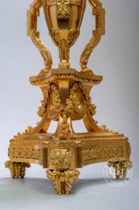 Paire de grands candélabres Louis XVI