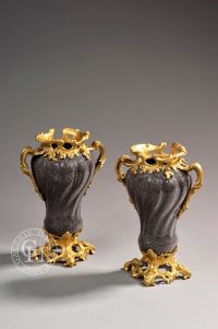 Paire de petits vases de style Rocaille