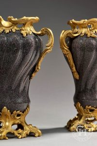 Paire de petits vases de style Rocaille
