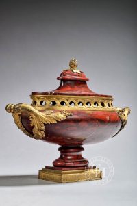 Vase navette en marbre griotte d'époque Louis XVI