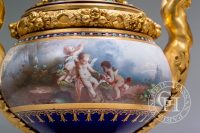 paire de vases modèle Louis XVI détail