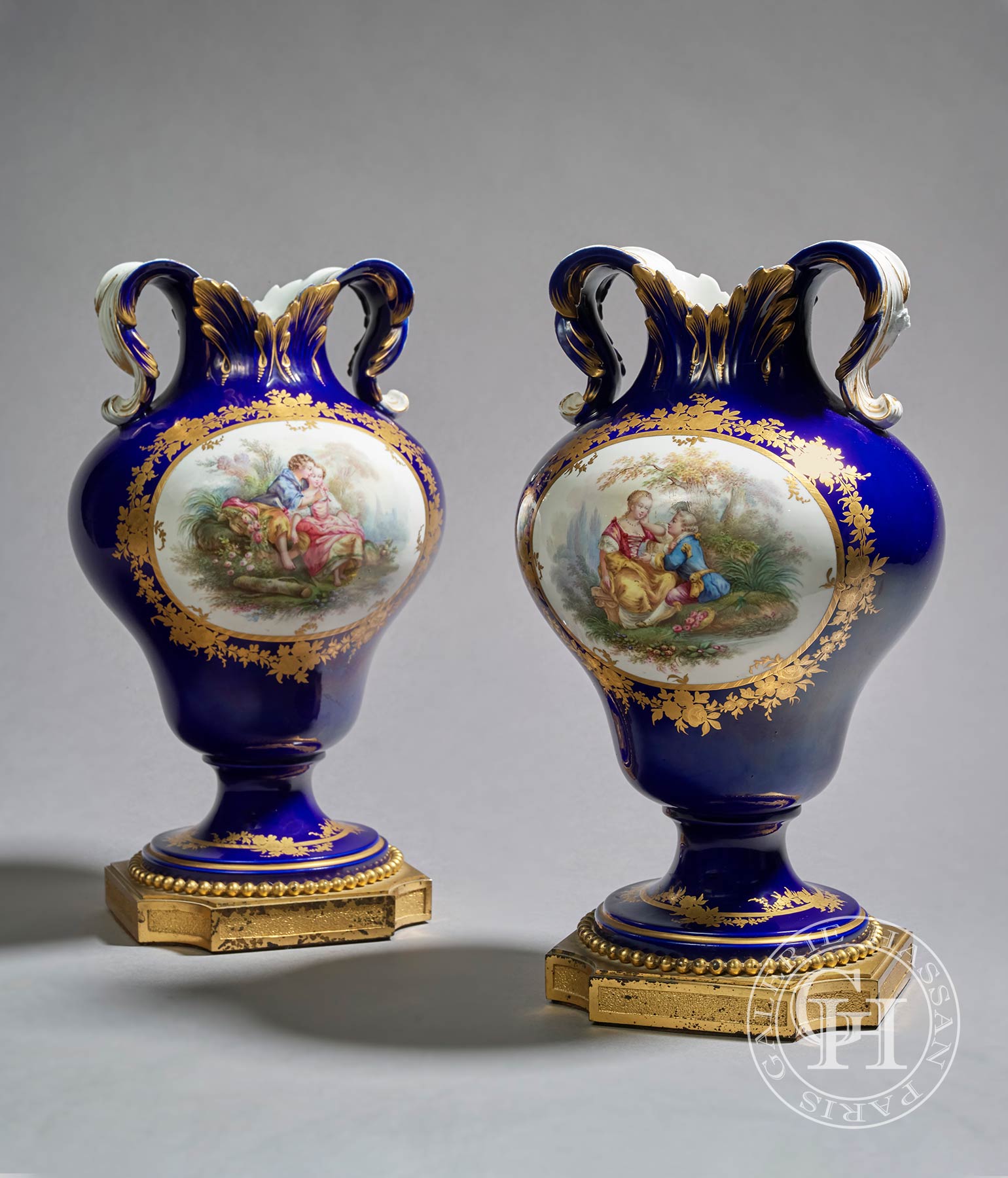 Pair of Sèvres vases with handles MANUFACTURE SÈVRES Galerie Hassan
