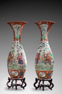 Paire de grands vases en porcelaine Imari