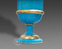 Grand vase en cristal opalin turquoise par la manufacture Baccarat