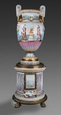 Important vase en porcelaine polychrome d’après Sosibios exécuté par la manufacture de Capodimonte