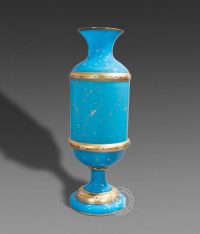 Grand vase en cristal opalin turquoise par la manufacture Baccarat