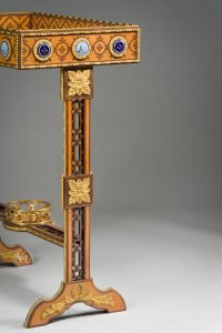Exceptionnelle table tricoteuse par Alfred-Emmanuel BEURDELEY