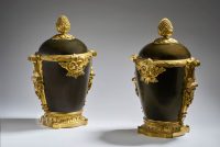 Paire de vases de style Louis XVI