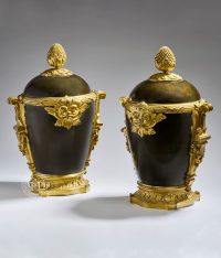Paire de vases de style Louis XVI